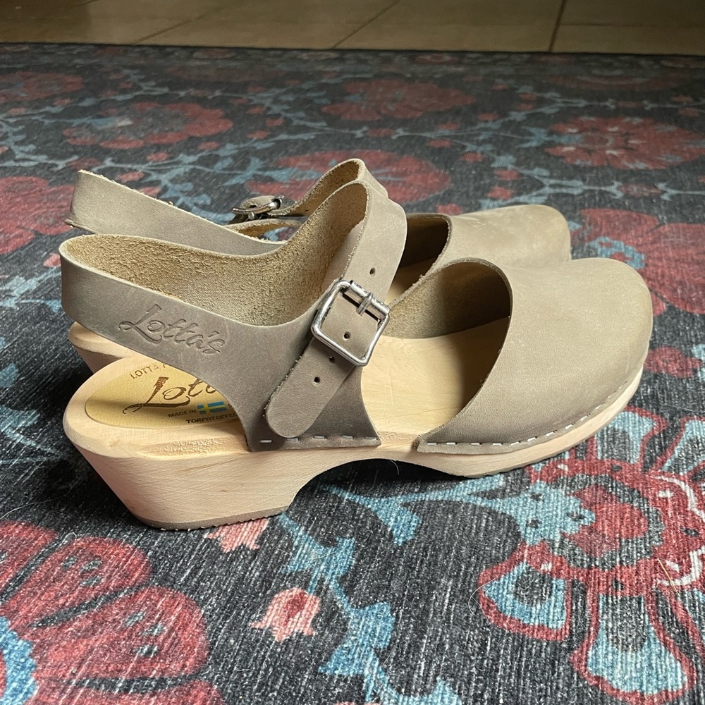 Low wood taupe clogs
